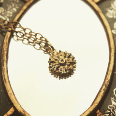 Cadena con flor de margarita mediana vista real