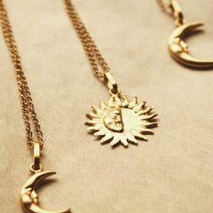 Cadena con media luna pequeña vista real