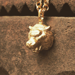 Cadena con cabeza de tigre vista real