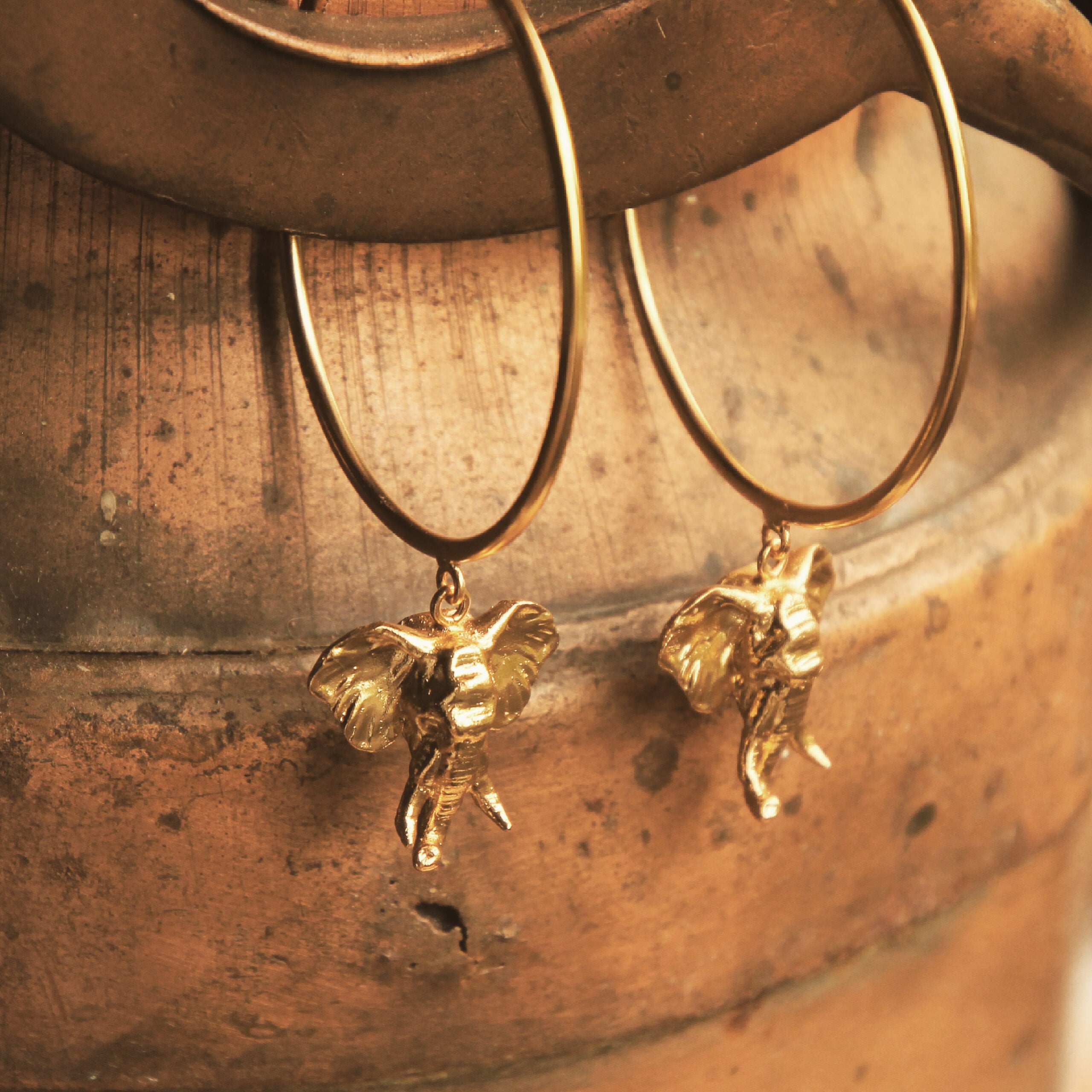 Candongas grandes con cabeza de elefante vista real Brezo Jewelry