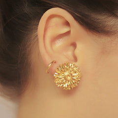 Aretes con flor de margarita mediana vista real