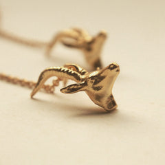 Aretes largos con cabeza de antílope vista detallada