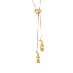 Cadena larga de rinoceronte y cocodrilos vista lateral