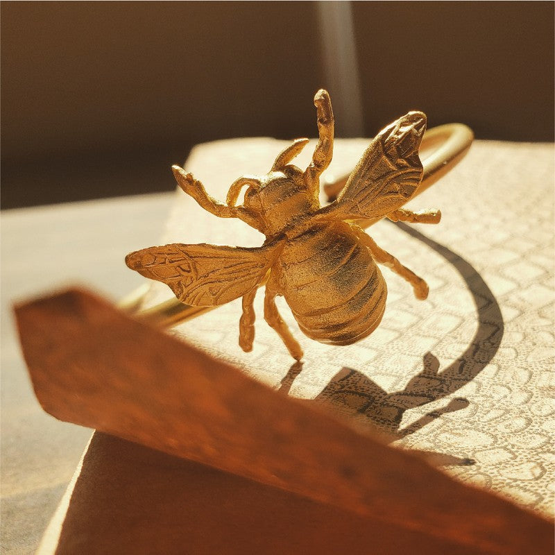 Brazalete con abeja grande vista frontal
