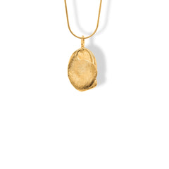 Cadena con dije ovalado con textura