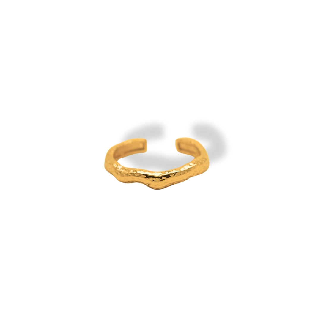 Anillo angosto con textura de piña dorado
