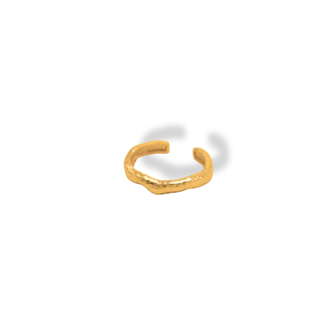 Anillo angosto con textura de piña dorado