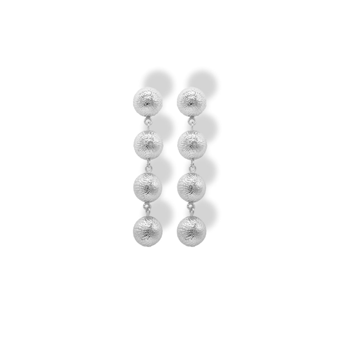 Aretes largos con 4 bolas pequeñas silver