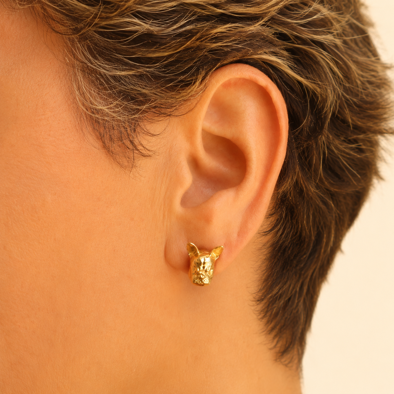 Detalle de aretes de bulldog frances en persona  Brezo Jewelry