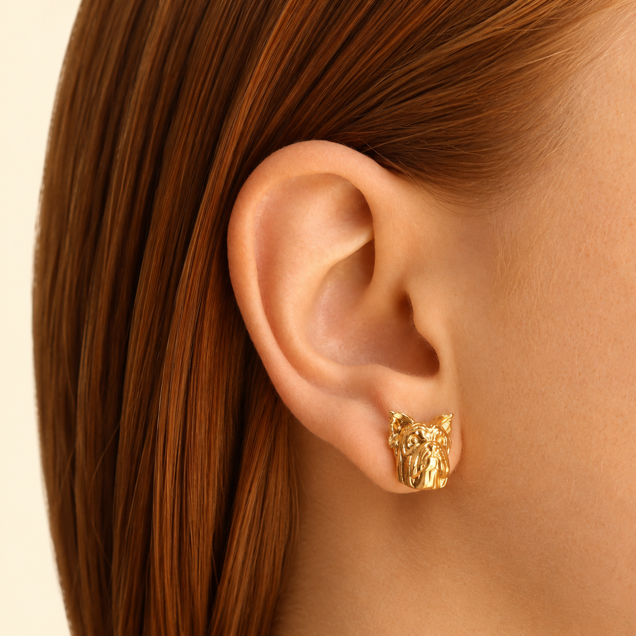 Detalle de aretes con Yorkie en persona con una vista más cercana de la oreja Brezo Jewelry