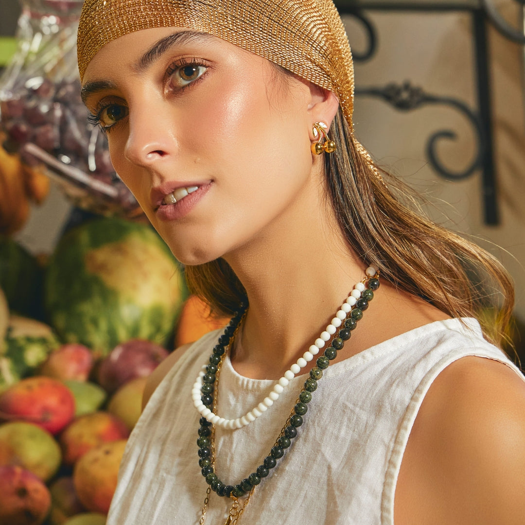 Aretes tipo topo de cereza dorados en modelo