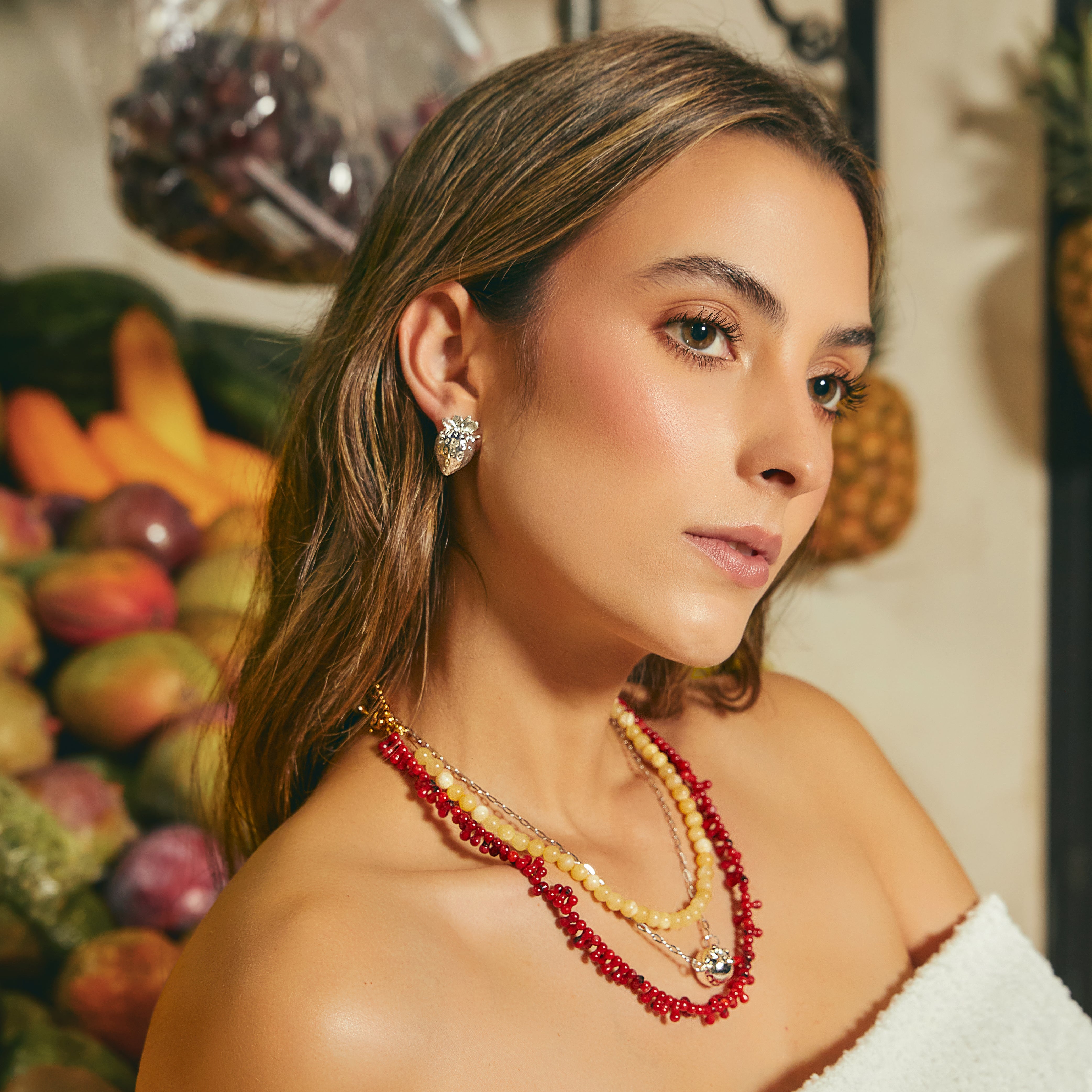 Aretes de fresa plateados en modelo