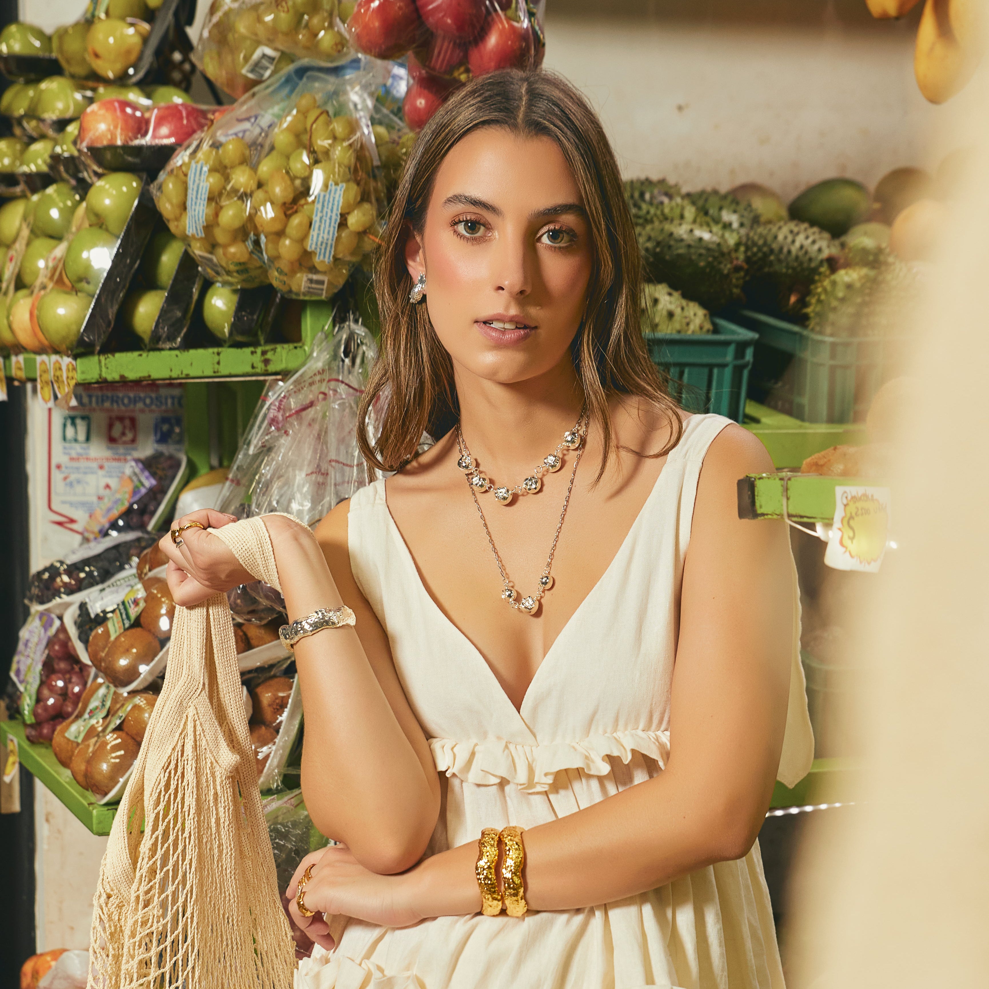 Aretes tipo topo de piña plateados en modelo