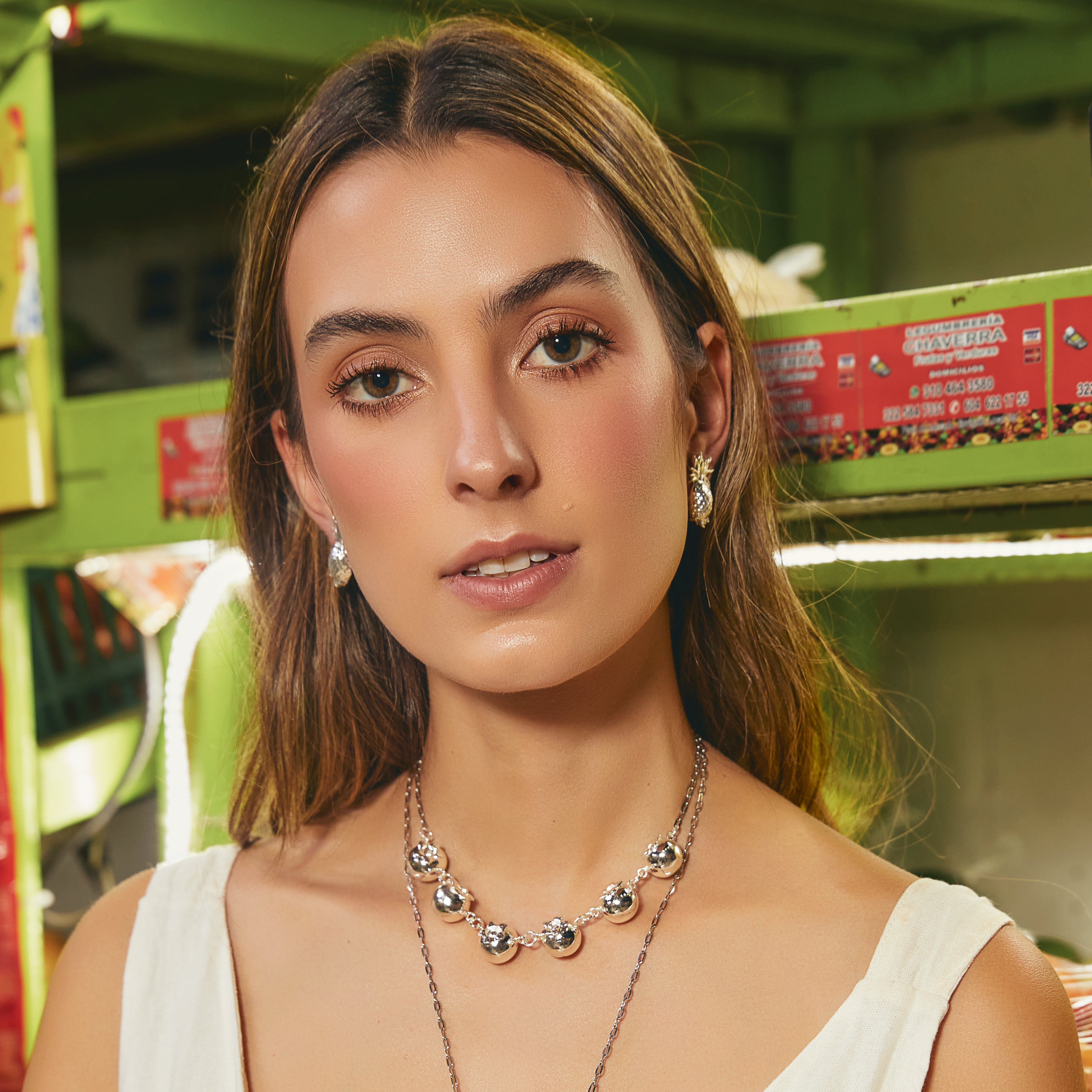Aretes tipo topo de piña plateados en modelo