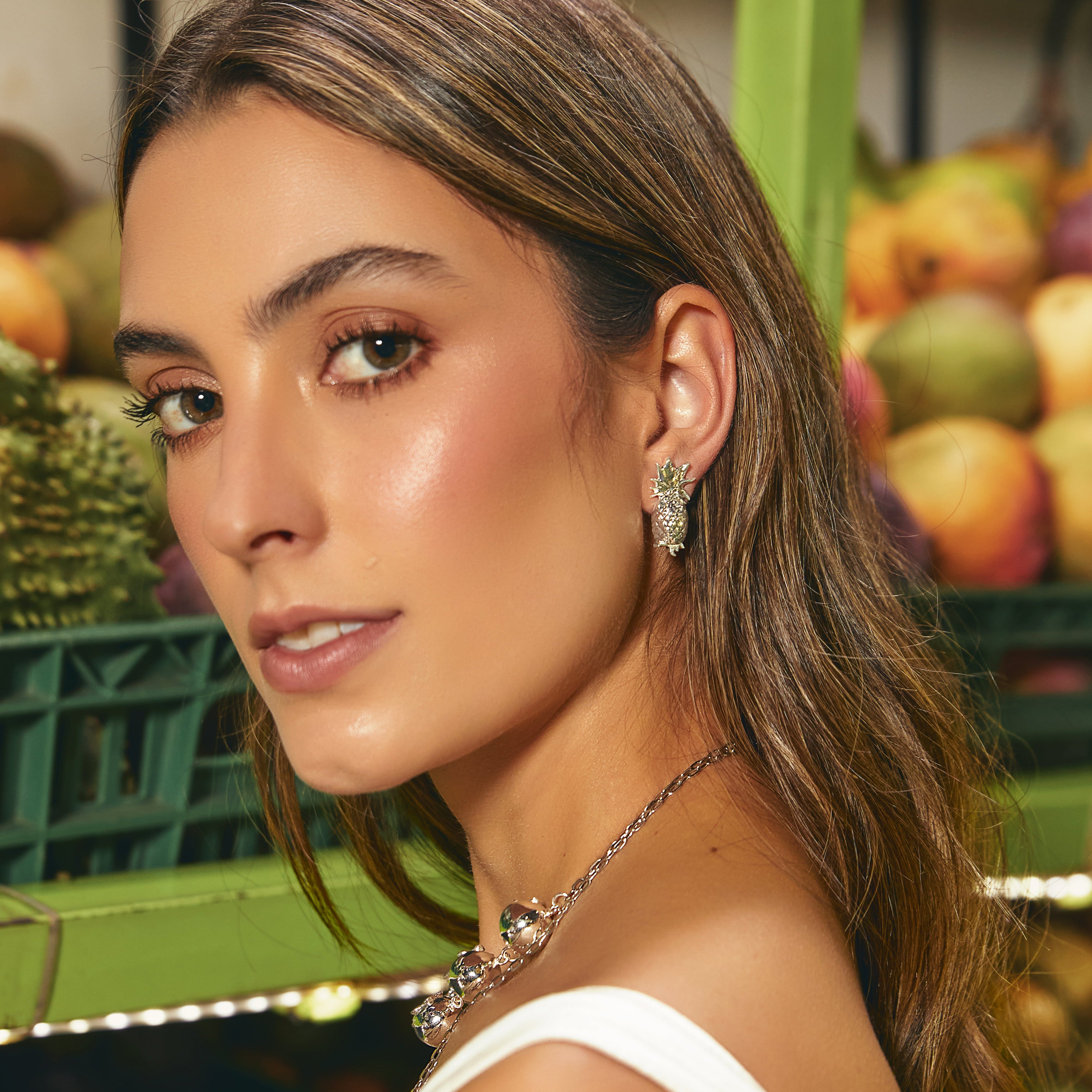 Aretes tipo topo de piña plateados en modelo
