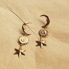 Aretes largos con sol, luna y estrella