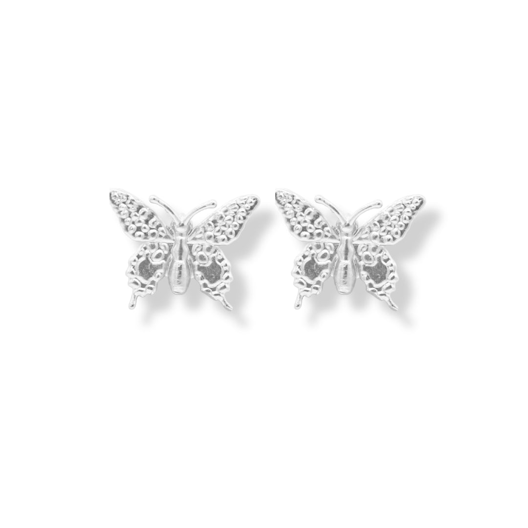 Vista frontal de aretes tipo topo plateados de mariposa mediana- Brezo Jewelry Brezo Jewelry