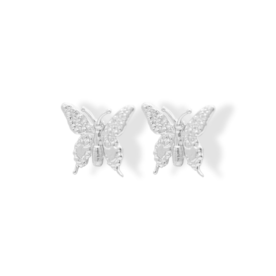 Vista lateral de aretes tipo topo plateados de mariposa mediana- Brezo Jewelry Brezo Jewelry