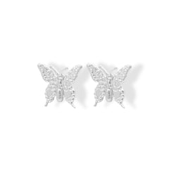 Vista lateral de aretes tipo topo plateados de mariposa mediana- Brezo Jewelry