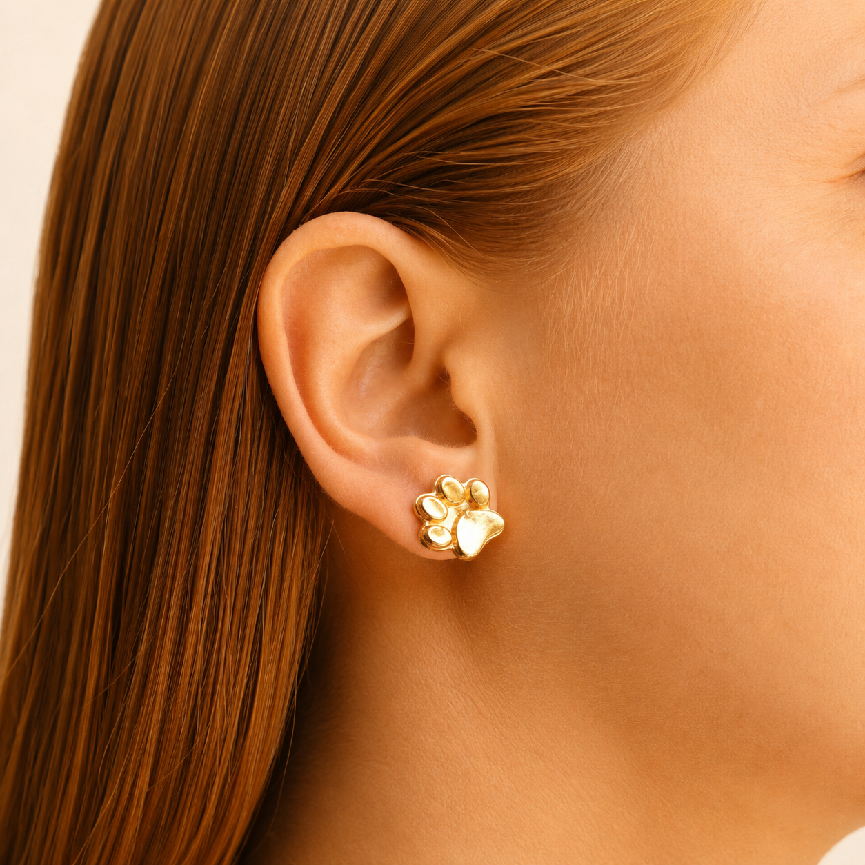 Detalle de aretes con huella de perro en persona con vista en oreja  Brezo Jewelry