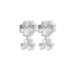 Vista frontal de aretes largos dobles de trebol plateados- Brezo Jewelry
