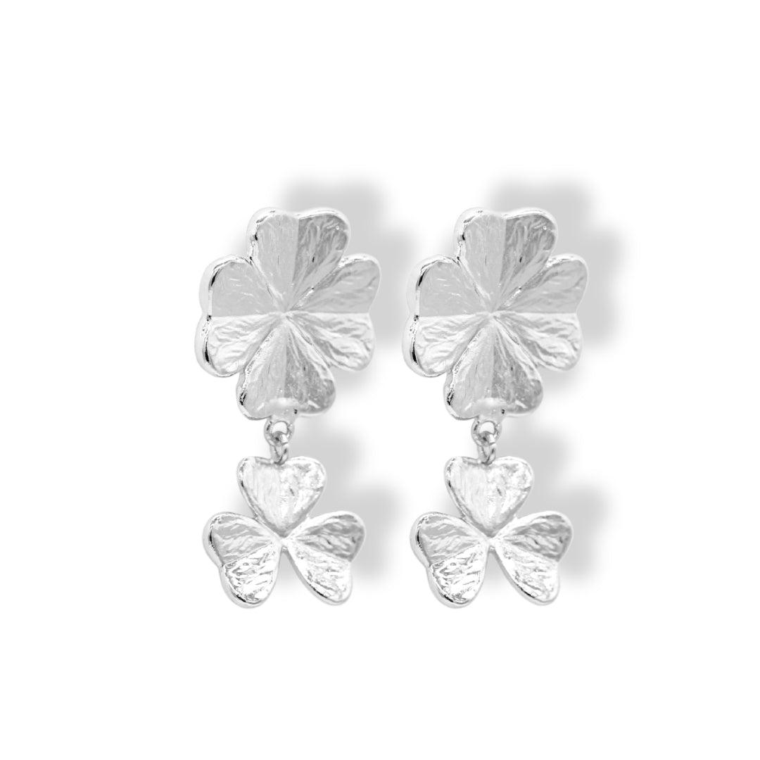Vista lateral de aretes largos dobles de trebol plateados- Brezo Jewelry Brezo Jewelry