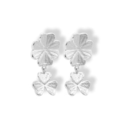 Vista lateral de aretes largos dobles de trebol plateados- Brezo Jewelry