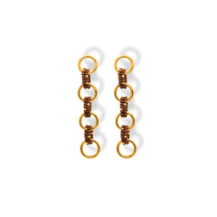 Aretes largos entrelazados tejidos con marrón y dorado, en bronce con cuentas de vidrio vista frontal