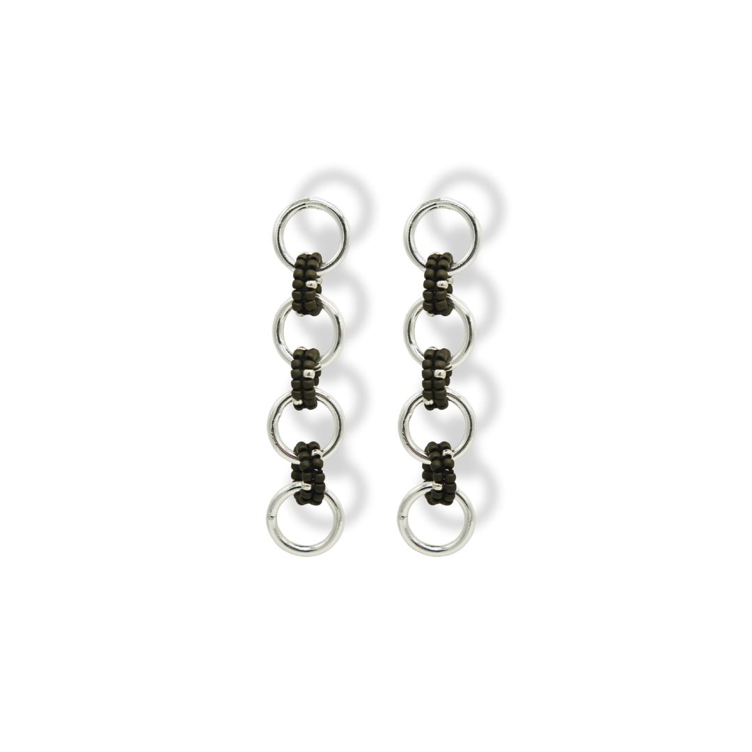 Aretes largos con cuentas de vidrio verde militar y bronce vista frontal