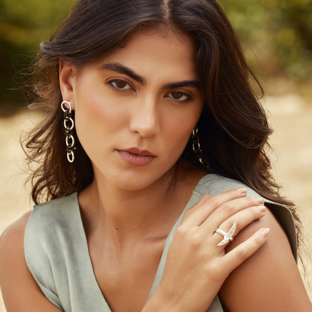 Aretes largos con cuentas de vidrio verde militar y bronce en modelo