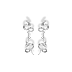 Aretes largos con serpientes grandes silver vista de frente