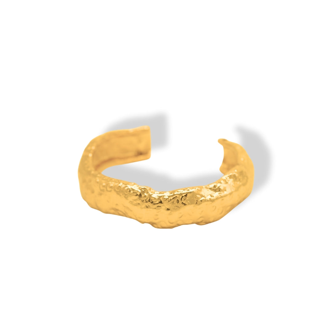 Brazalete ancho con textura de fresa dorado