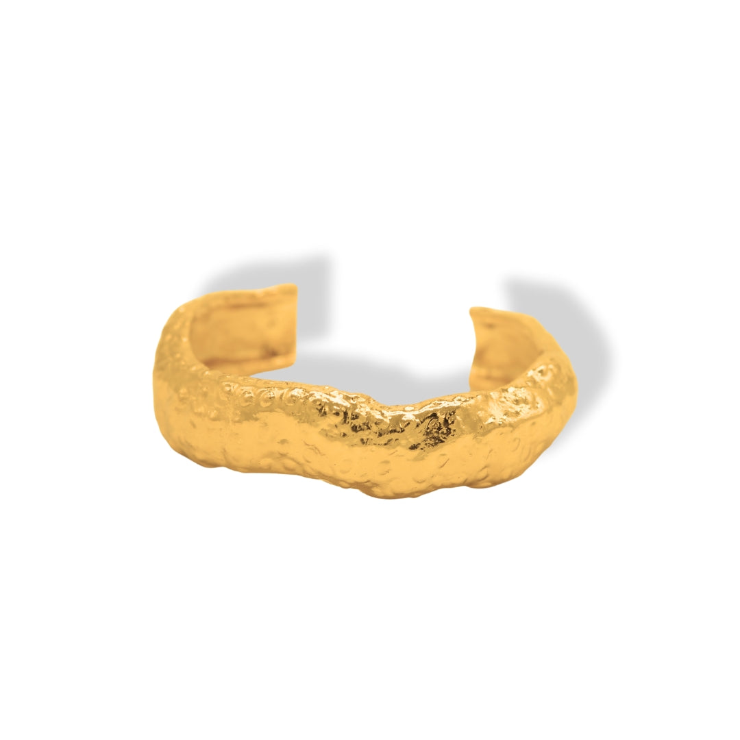 Brazalete ancho con textura de fresa dorado