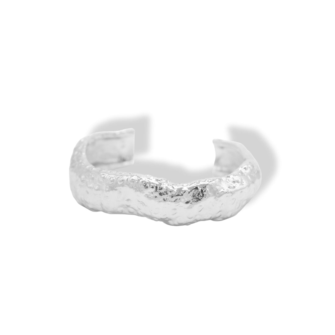 Brazalete ancho con textura de fresa plateado