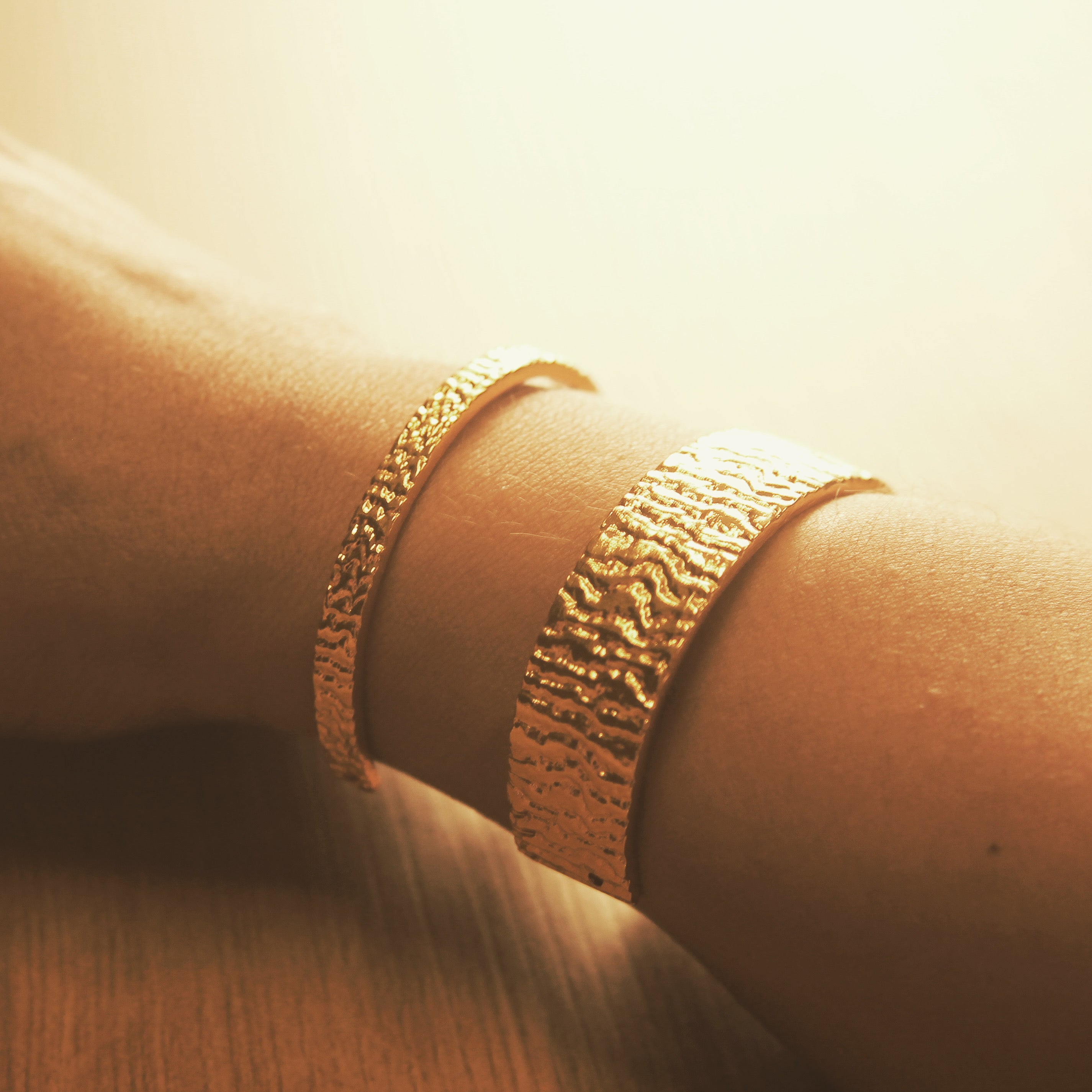 Brazalete angosto con textura