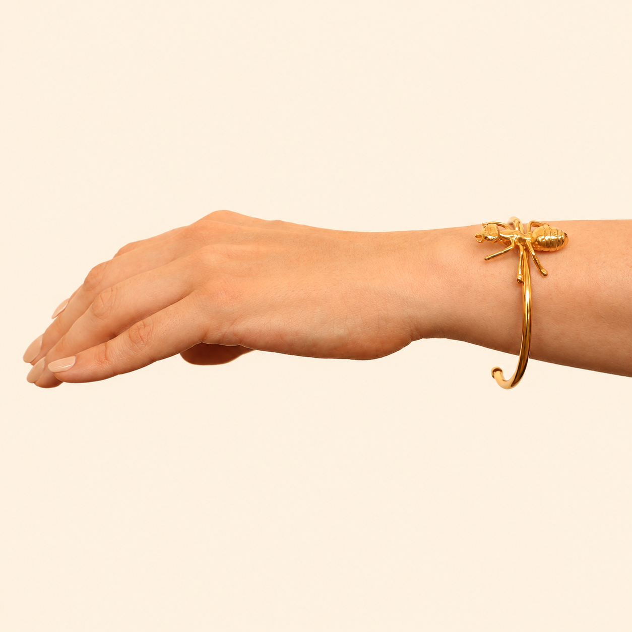 Detalle de brazalete con hormiga sobre persona  Brezo Jewelry
