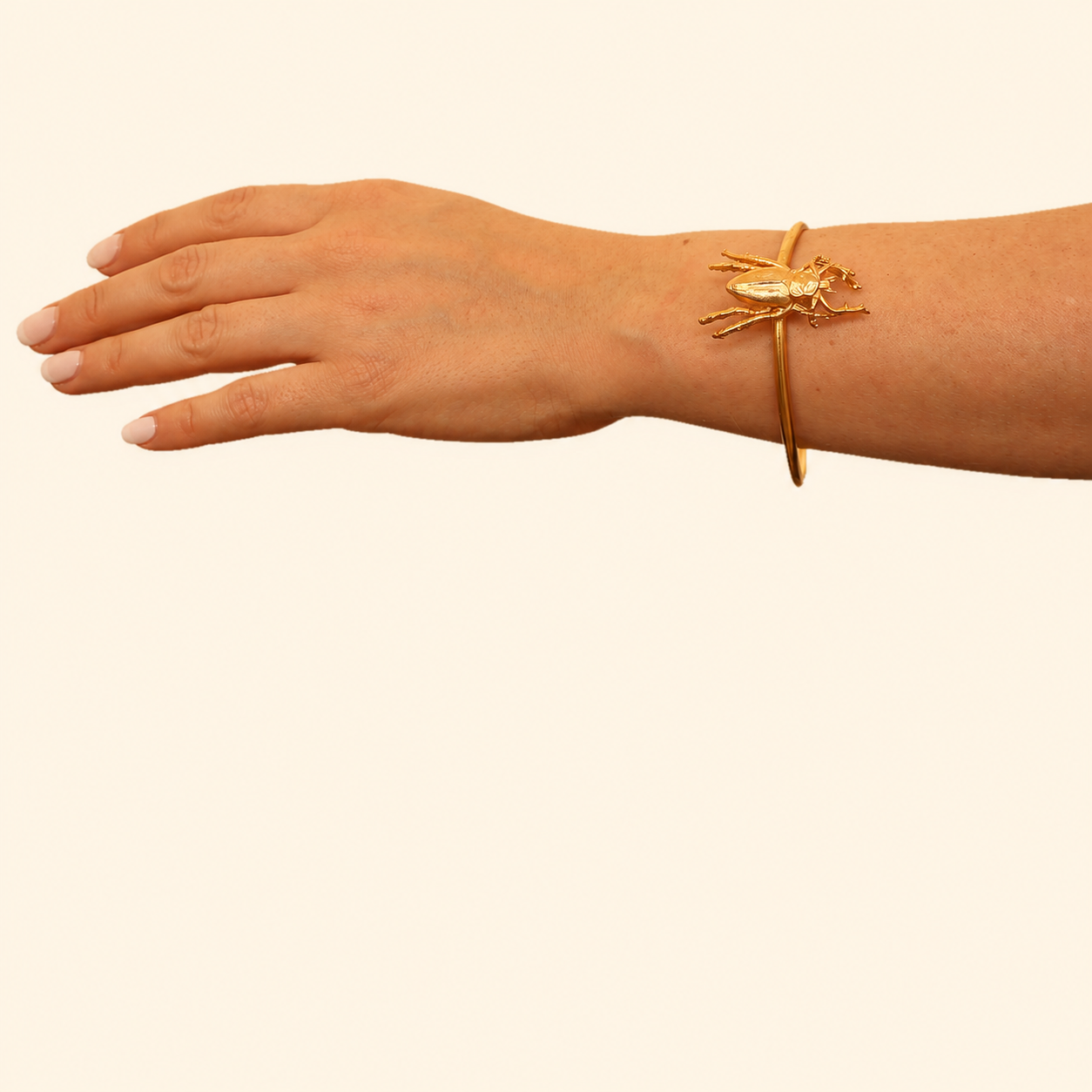 Detalle de brazalete con escarabajo sobre persona Brezo Jewelry