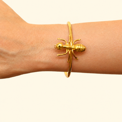 Brazalete con hormiga grande