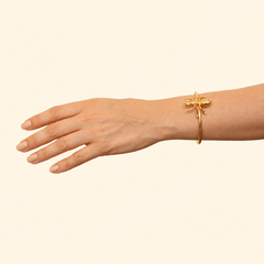 Detalle de brazalete de hormiga sobre mano completa 