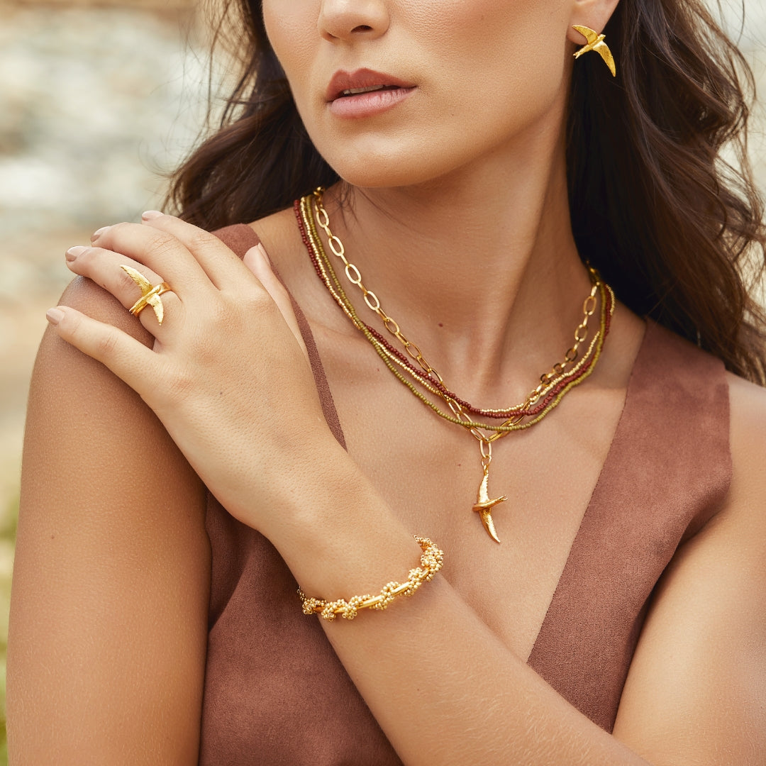 Brazalete con tejido envolvente dorado en modelo