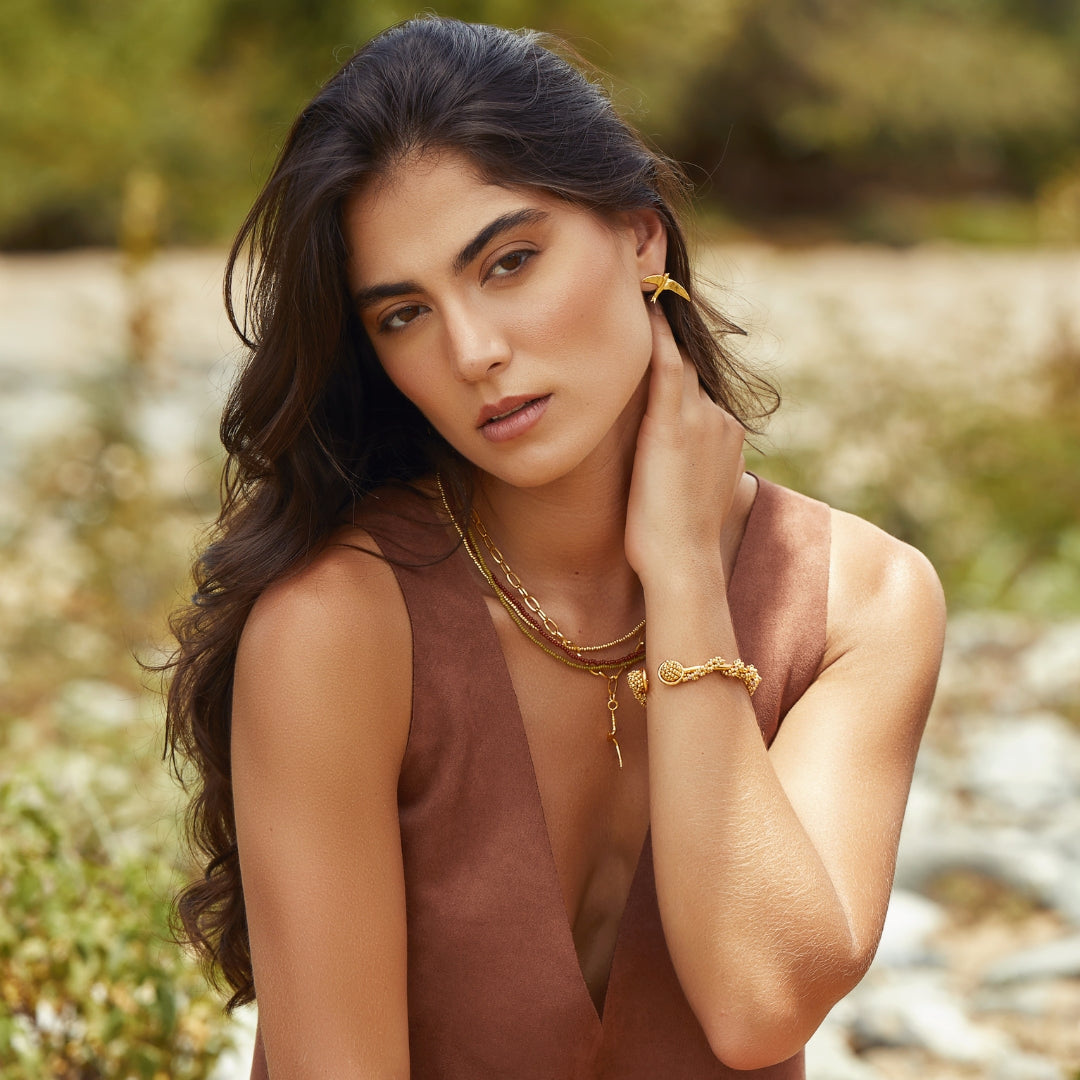 Brazalete con tejido envolvente dorado en modelo