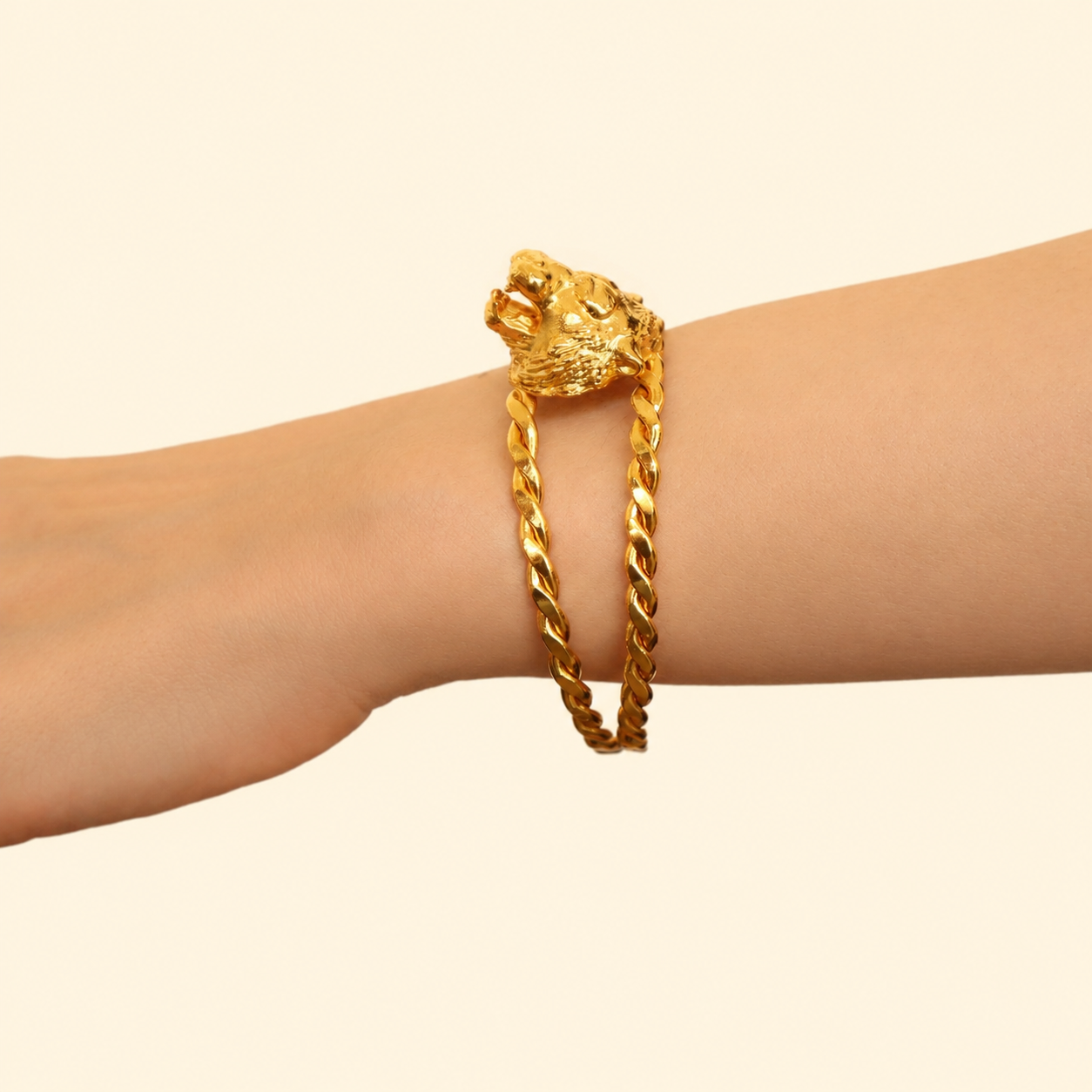 Detalle de brazalete con cabeza de tigre sobre persona Brezo Jewelry