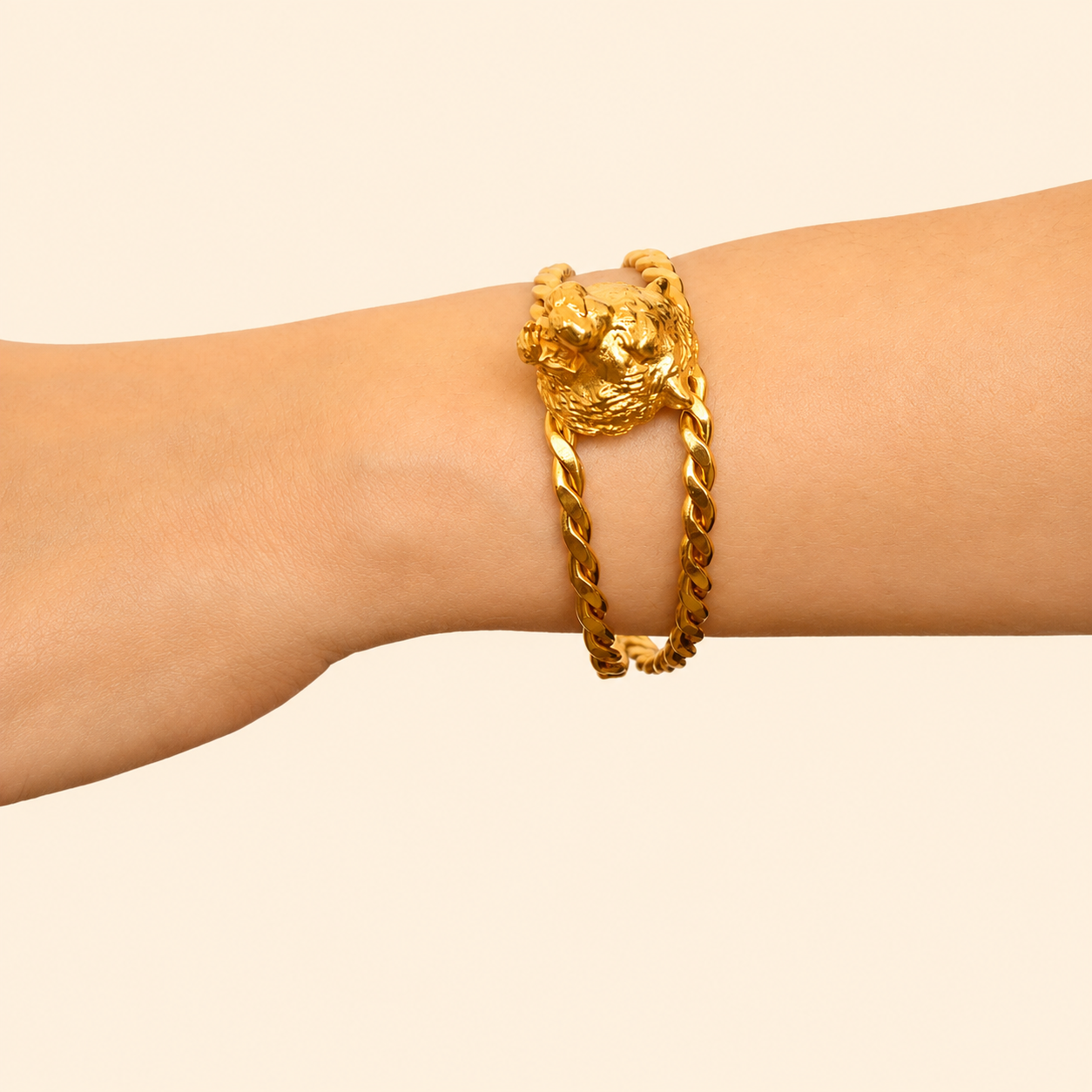 Detalle de brazalete con cabeza de tigre   Brezo Jewelry