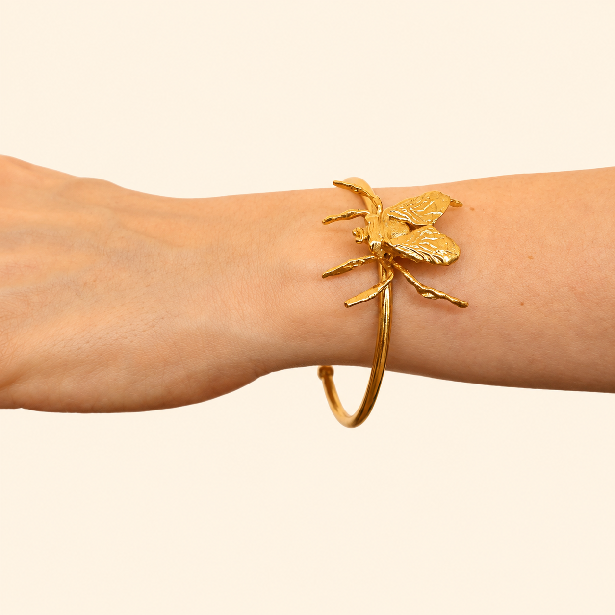Detalle de brazalete con mosca en persona con una visión más cerca Brezo Jewelry