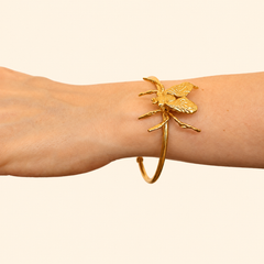 Detalle de brazalete con mosca en persona con una visión más cerca