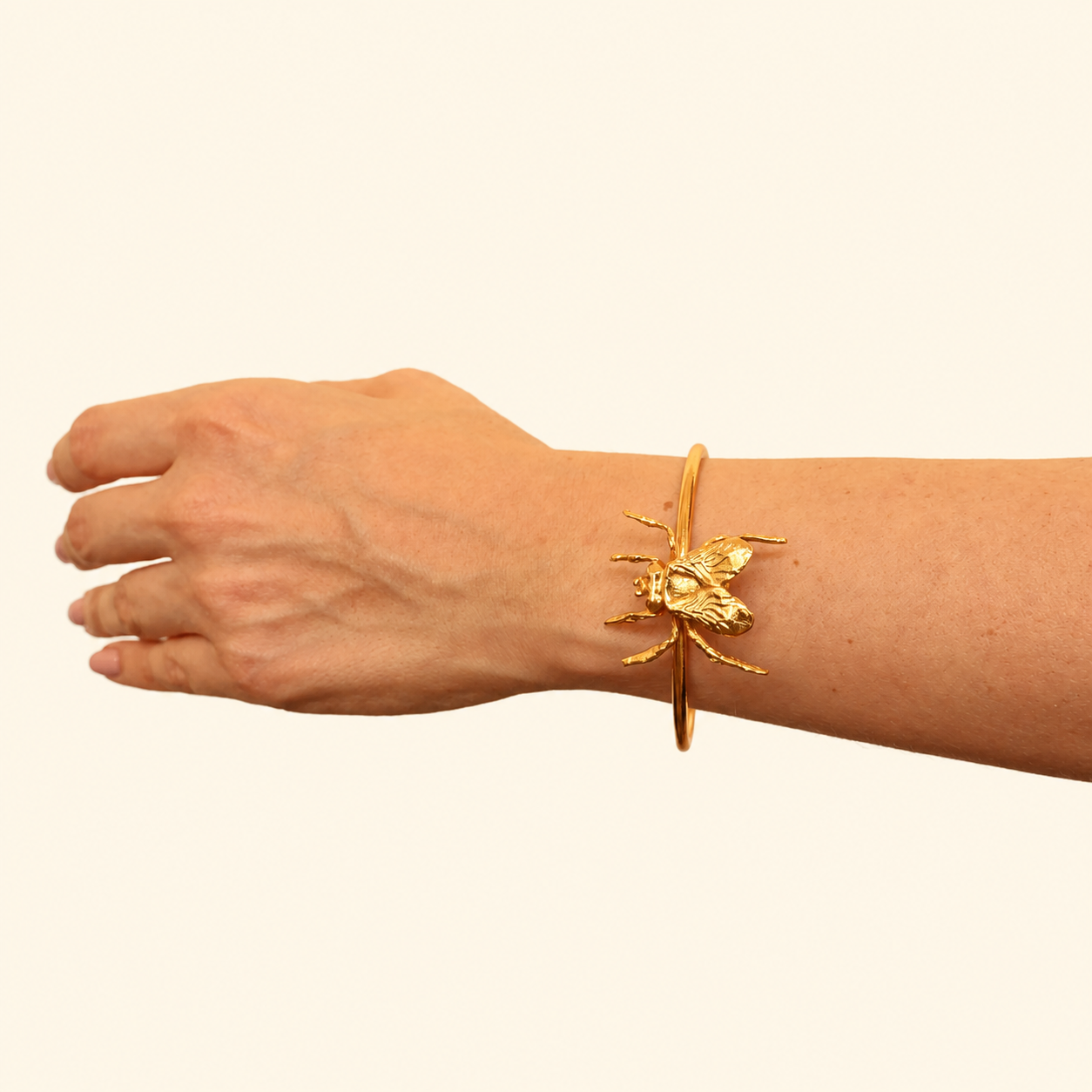 Detalle de brazalete con mosca grande sobre persona Brezo Jewelry