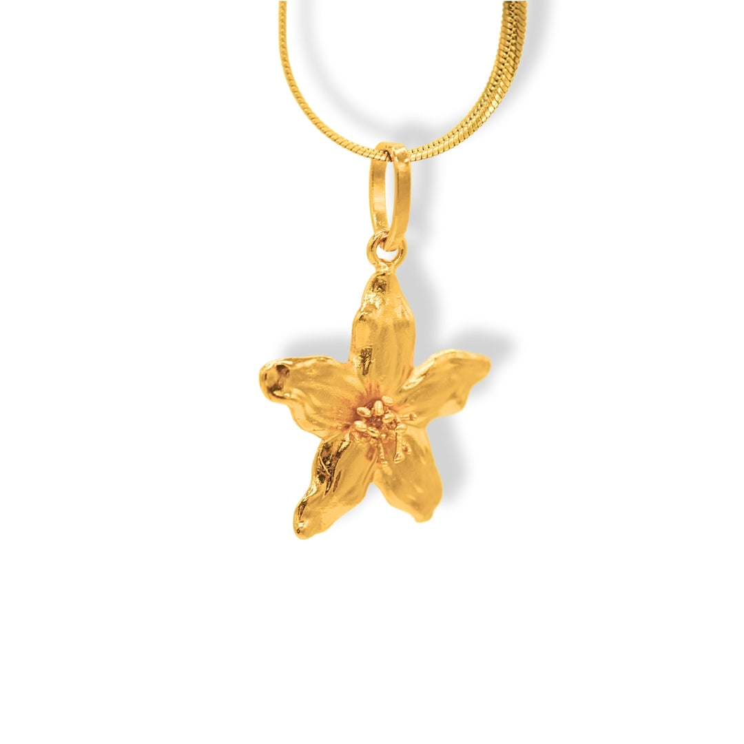 Cadena con flor de jazmín vista cercana
