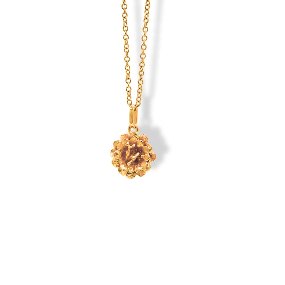 Cadena con flor de cactus pequeña vista cercana Brezo Jewelry