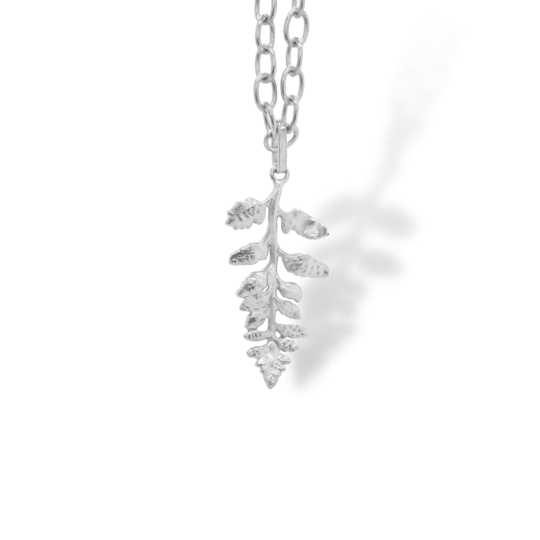 Cadena con helecho grande con baño de plata Brezo Jewelry