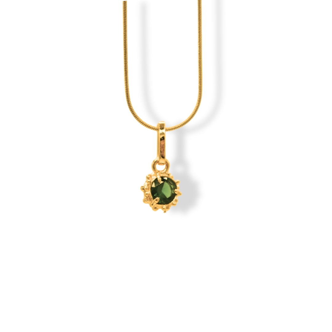 Detalle de cadena con circón verde dorada en bronce con baño de oro — Brezo Jewelry